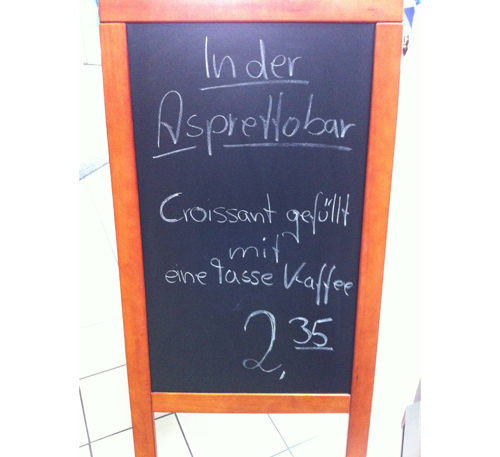 Croissant gefüllt mit eine Tasse Kaffee